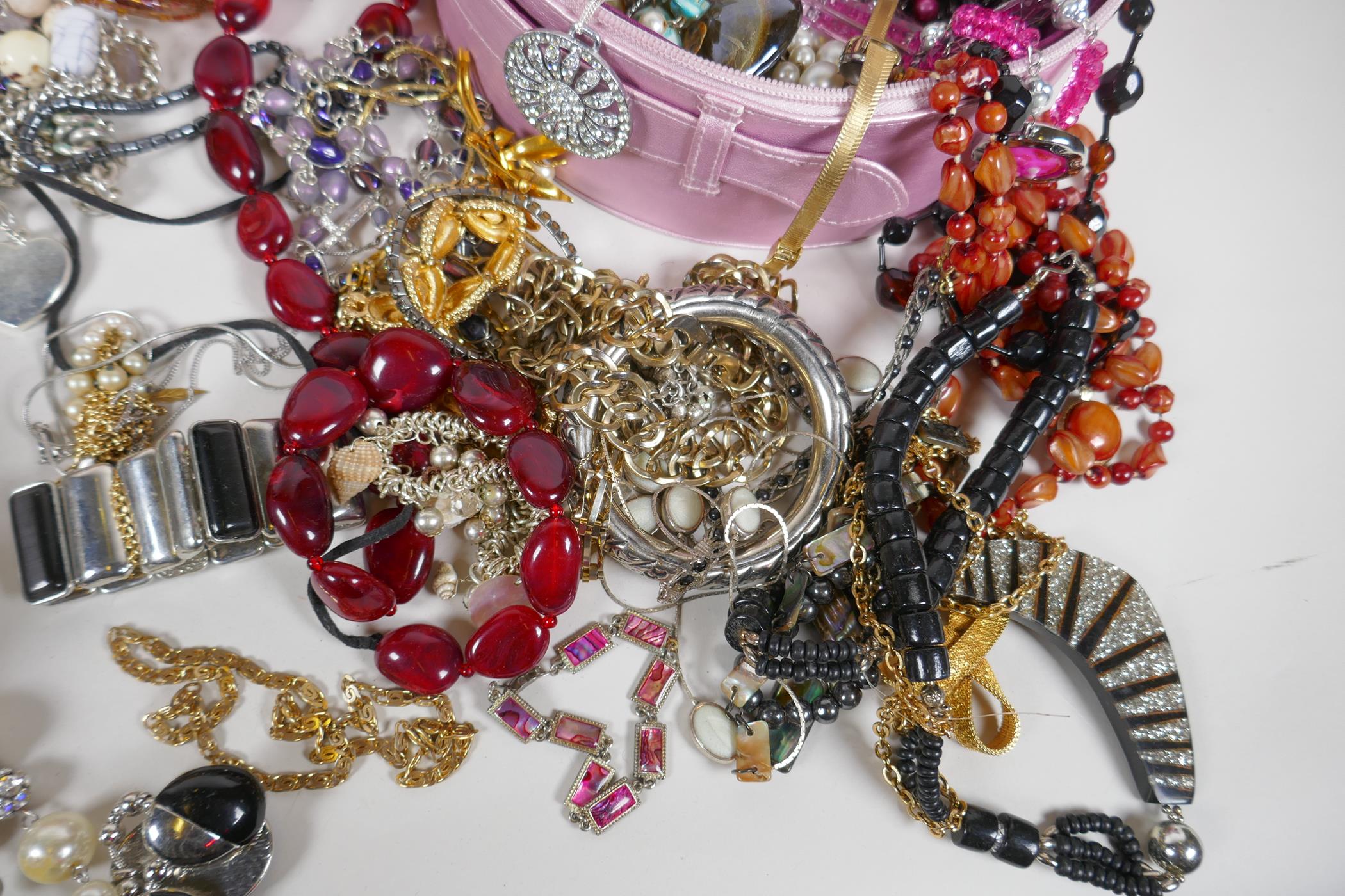 A large quantity of vintage costume jewellery and jewellery boxes, including necklaces, pendants, - Image 4 of 8