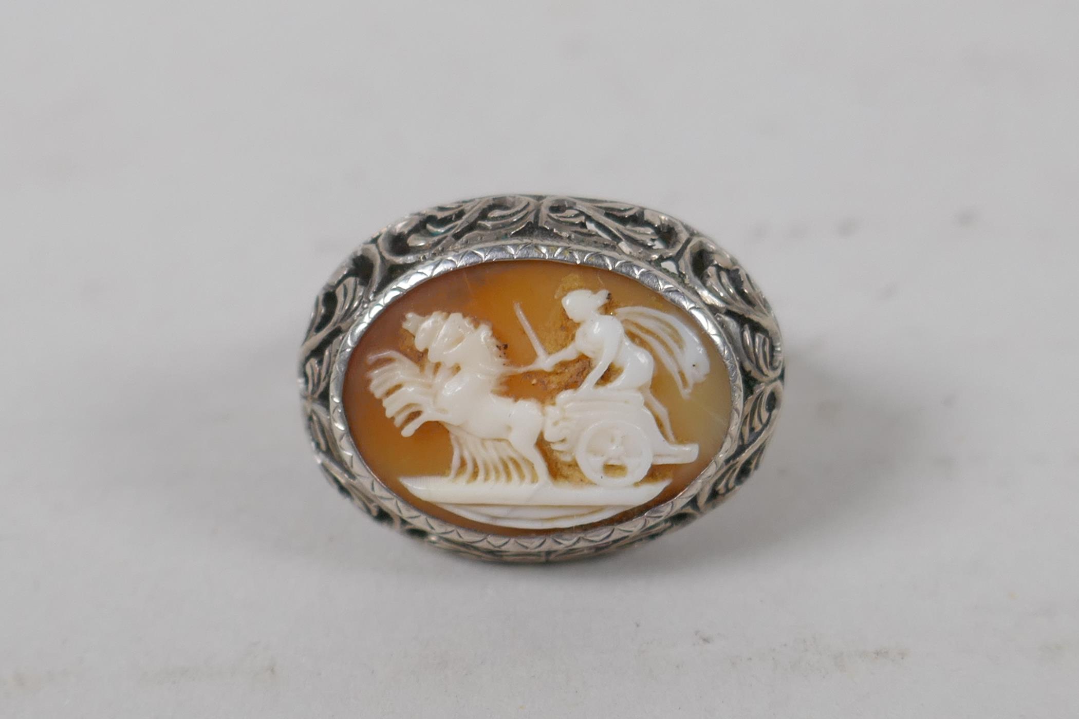 An antique silver cameo bracelet with Greco Roman decorative panels, and a matching ring, size L/M - Image 5 of 6