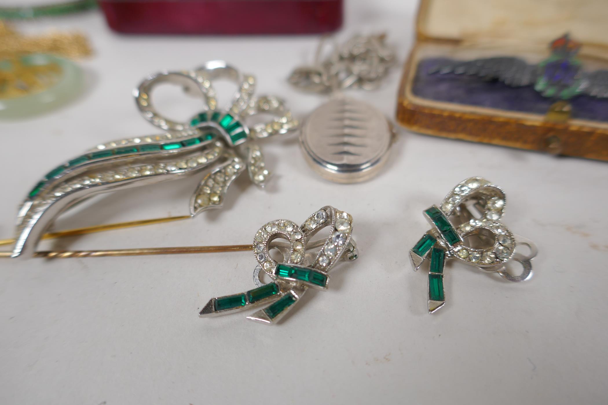 A small quantity of vintage costume jewellery, diamante brooch and earrings, hat pins, jade - Image 4 of 6