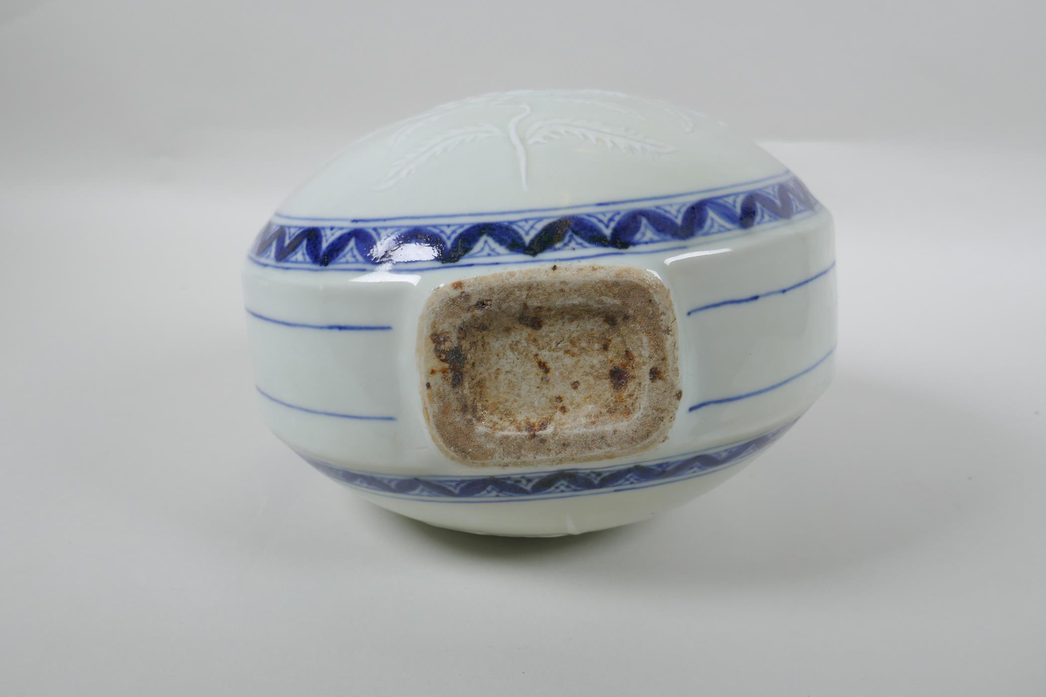 A Chinese blue and white porcelain garlic head shaped moon flask with two handles, decorated with - Image 5 of 5