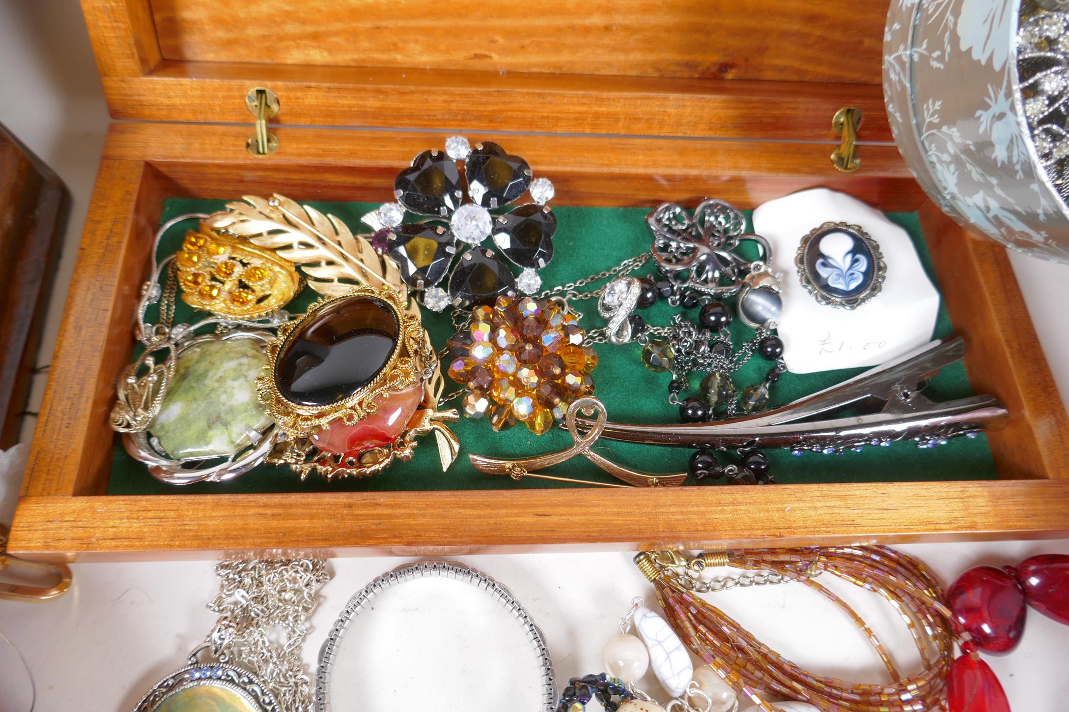 A large quantity of vintage costume jewellery and jewellery boxes, including necklaces, pendants, - Image 6 of 8