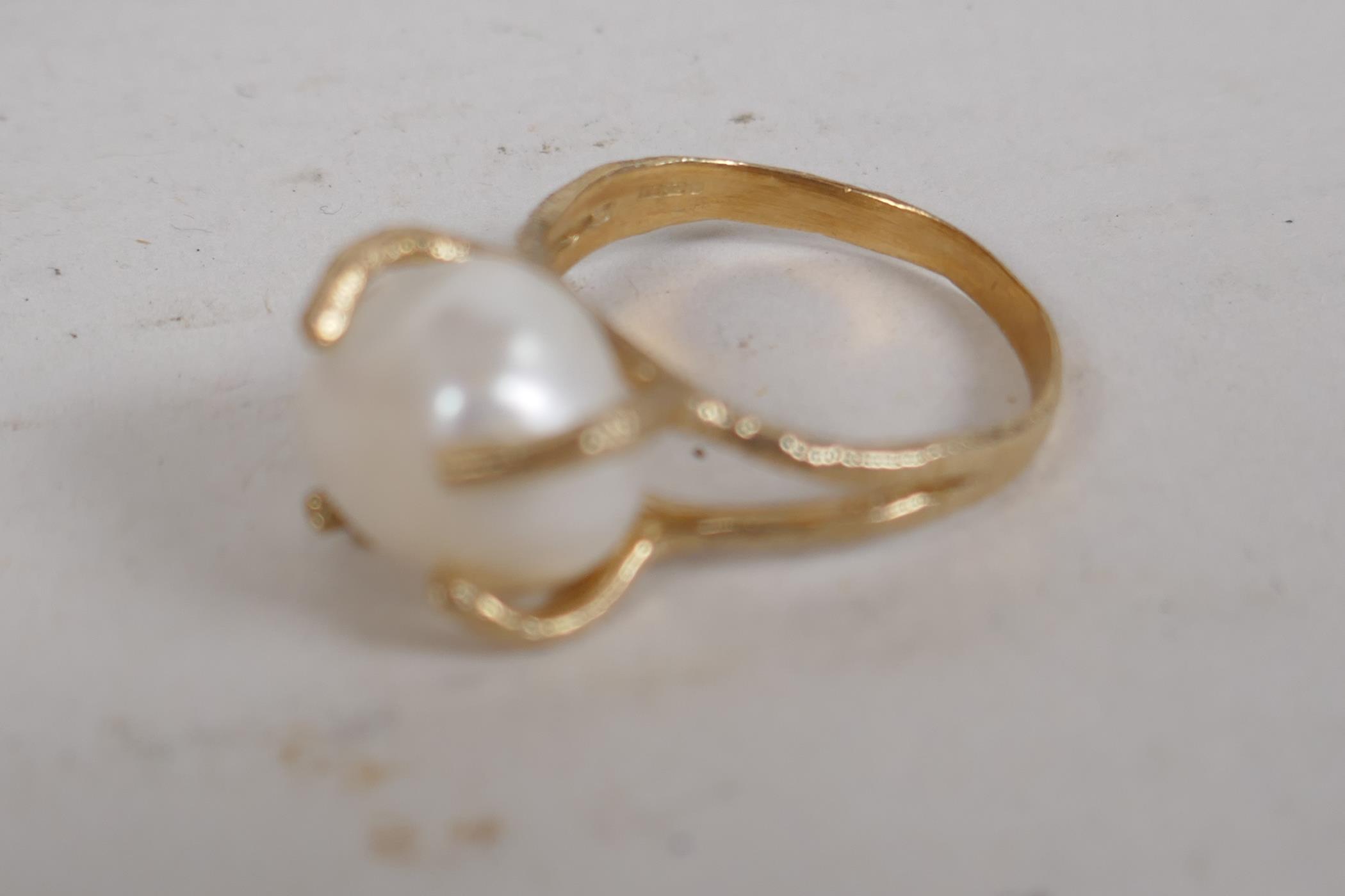 A pair of faux pearl 'Jackie's' (Kennedy) replica earrings, and a 9ct gold ring set with a large - Image 5 of 5