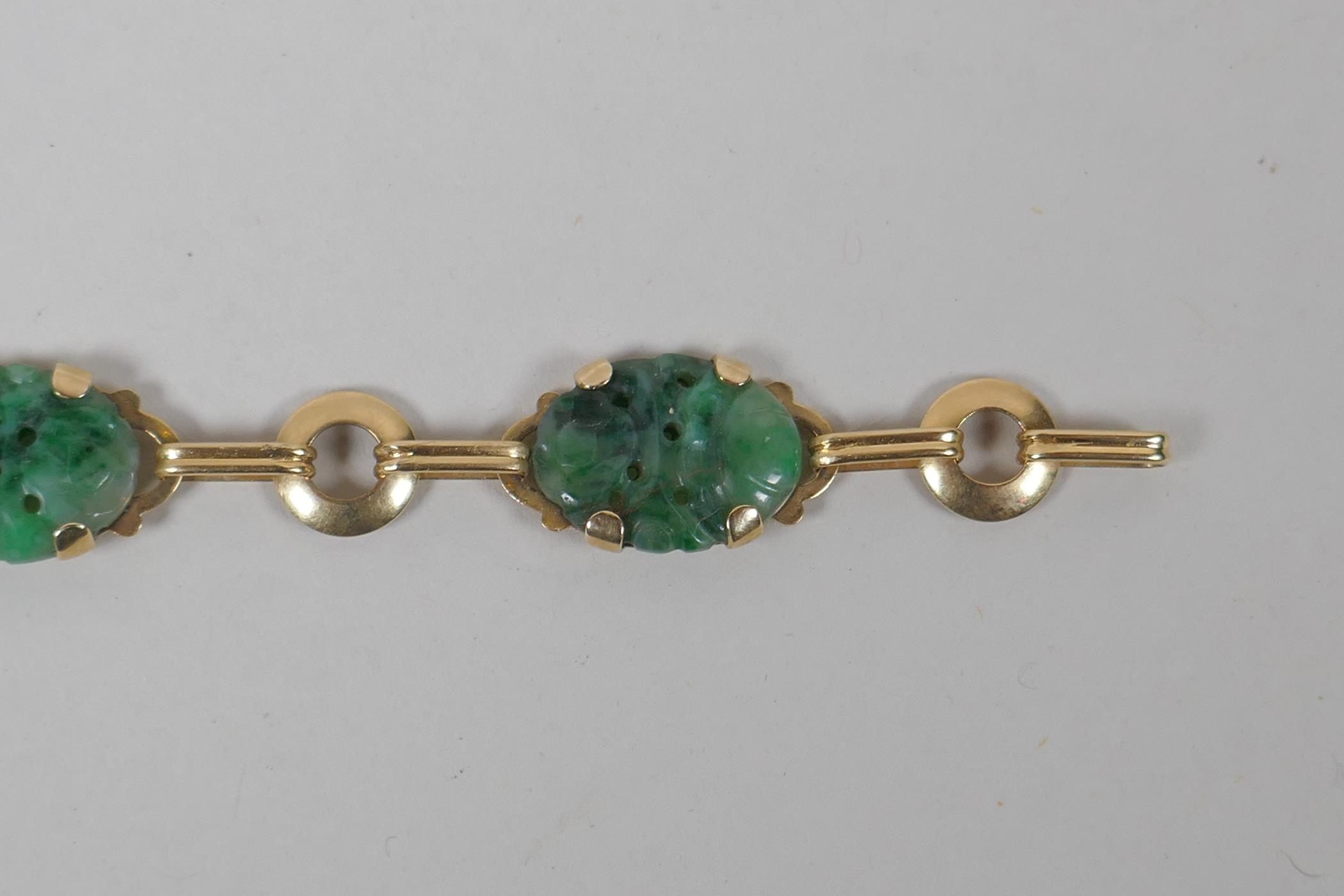 A 14ct gold and mottled jade bracelet, 18cm long - Image 4 of 5
