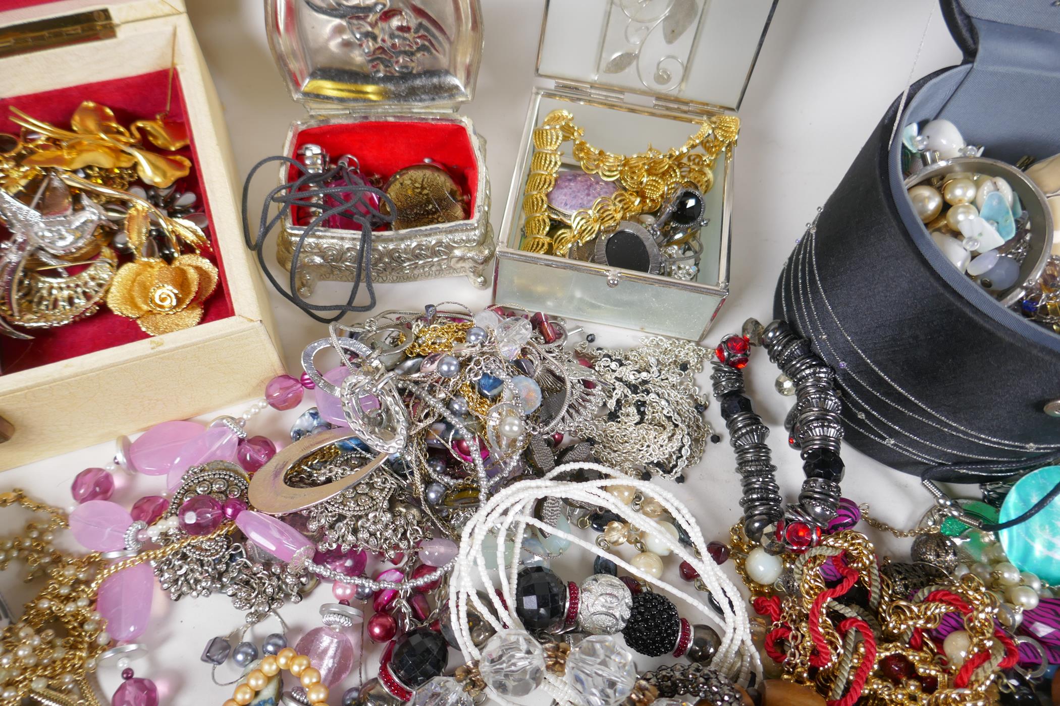 A large quantity of vintage costume jewellery and jewellery boxes, including necklaces, pendants, - Image 9 of 9