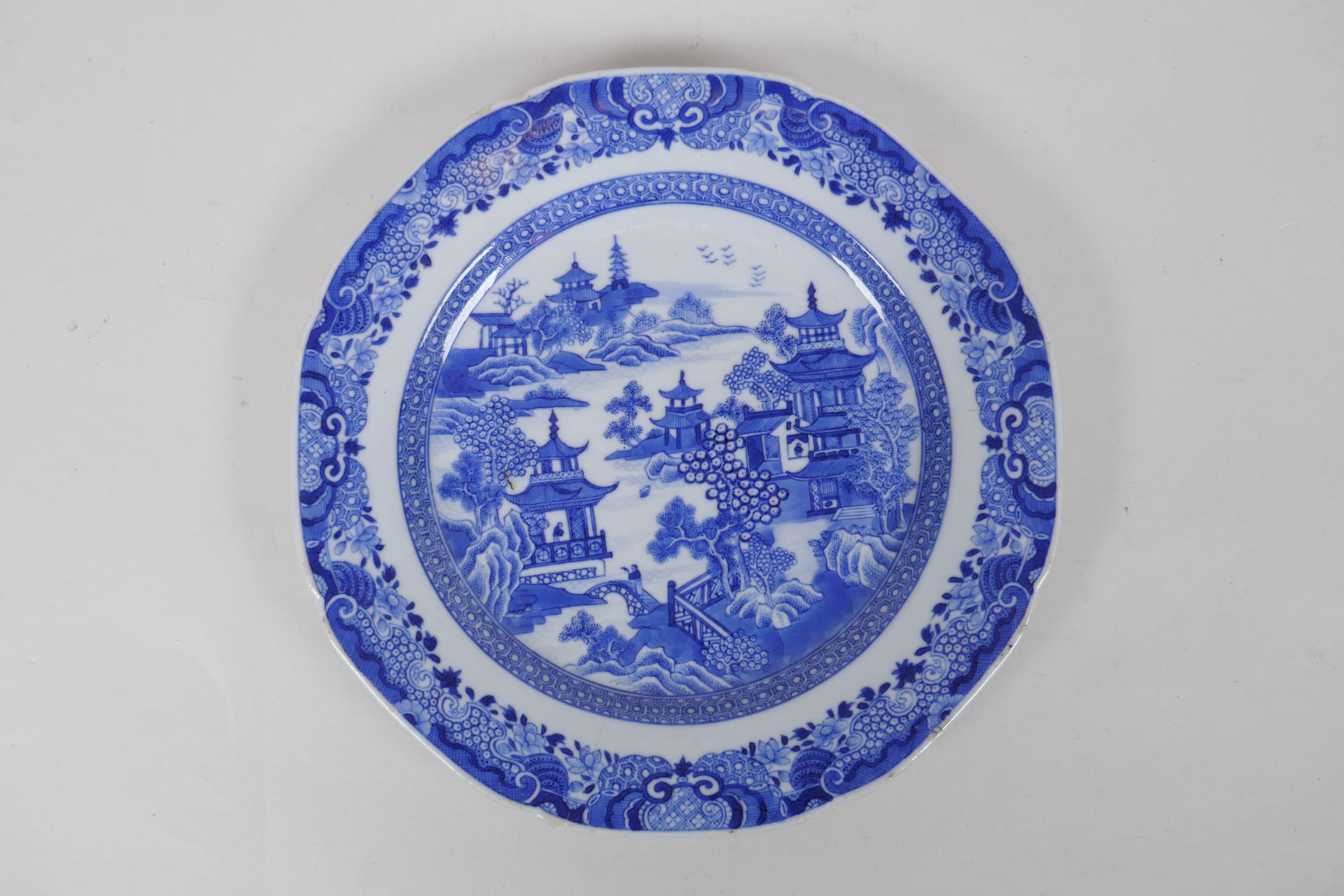 A late C18th/early C19th Chinese blue and white export porcelain cabinet plate decorated with a - Image 2 of 7