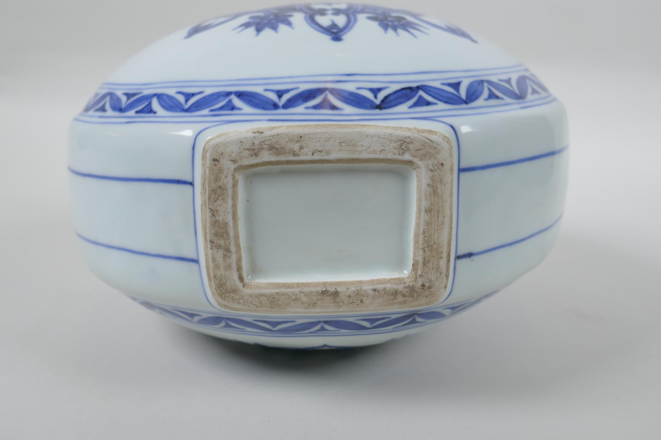 A Chinese blue and white porcelain garlic head shaped flask with two handles, 4 character mark to - Image 6 of 6