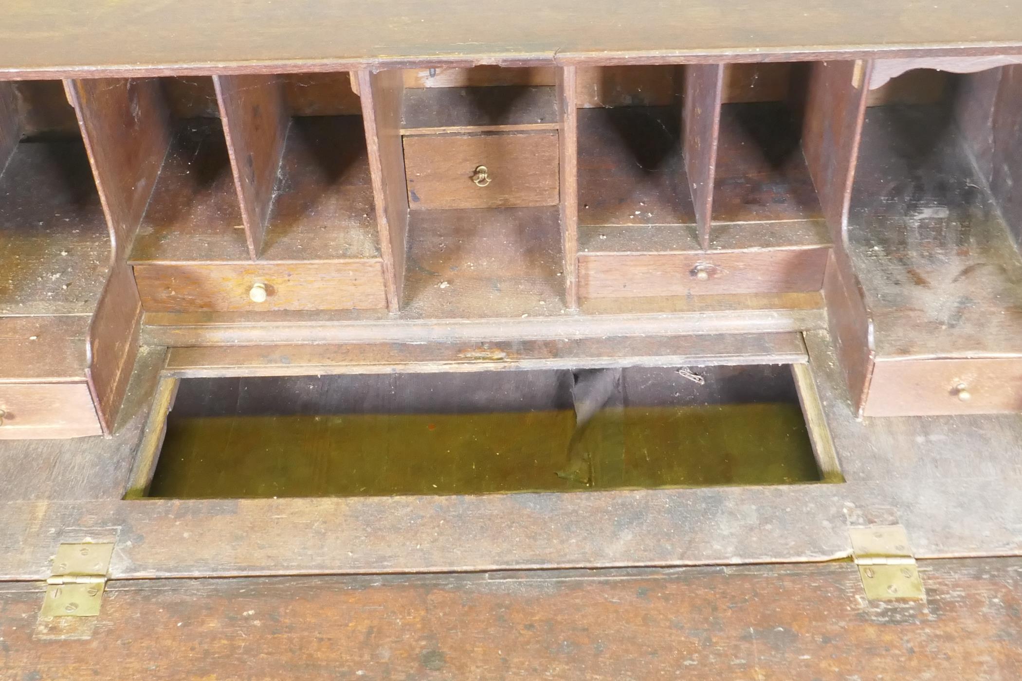 An early Georgian oak fall front bureau, the interior with drawers and pigeon holes and slide - Image 3 of 7