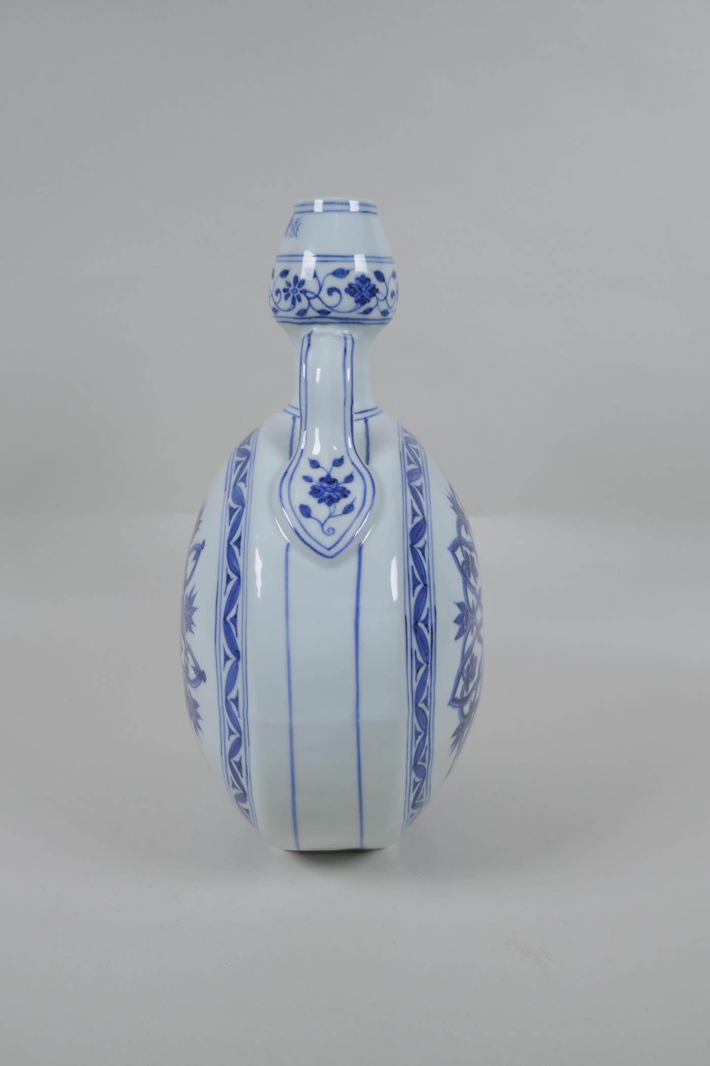 A Chinese blue and white porcelain garlic head shaped flask with two handles, 4 character mark to - Image 4 of 6