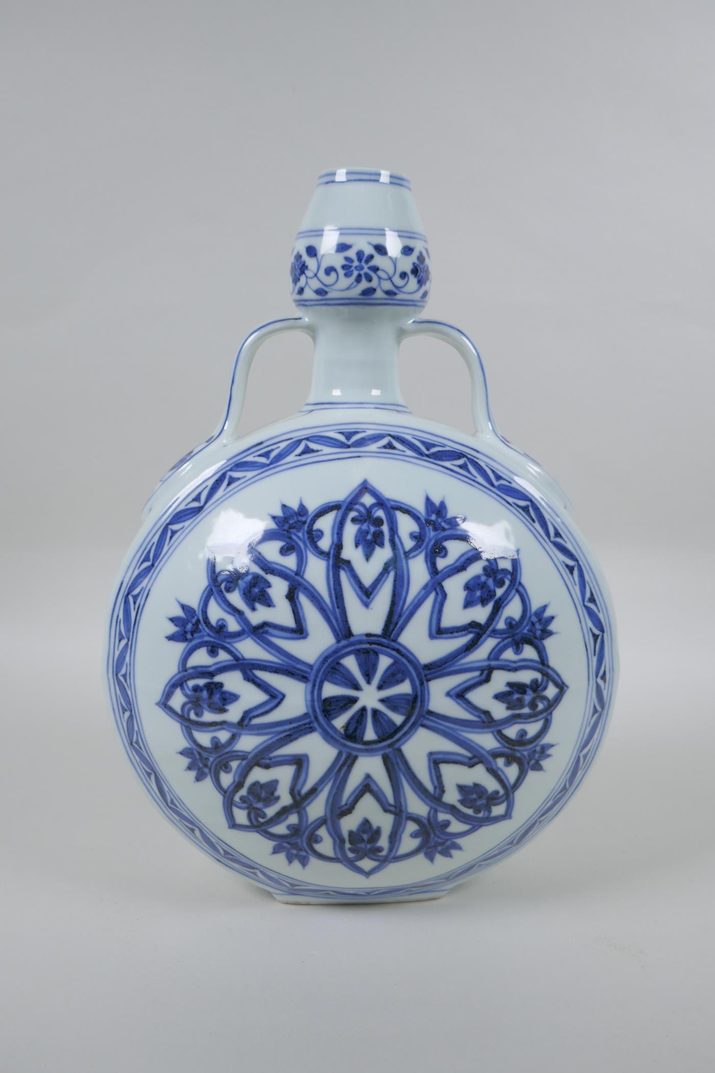 A Chinese blue and white porcelain garlic head shaped flask with two handles, 4 character mark to