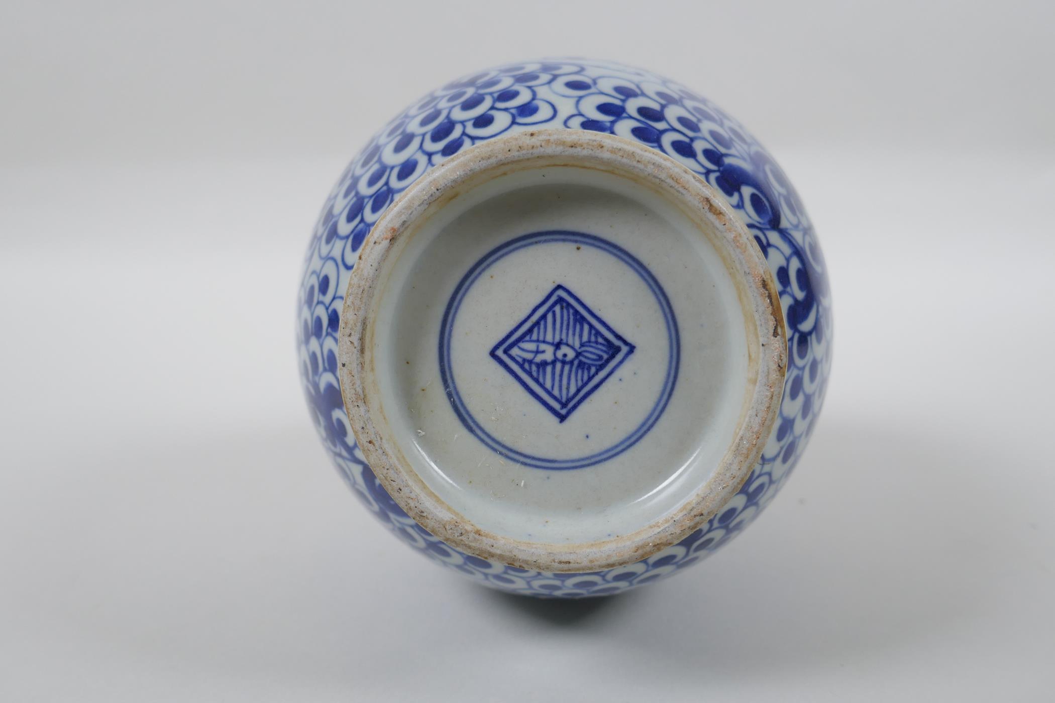 A Chinese blue and white porcelain bottle vase with phoenix decoration, mark to base, 29cm high - Image 5 of 5