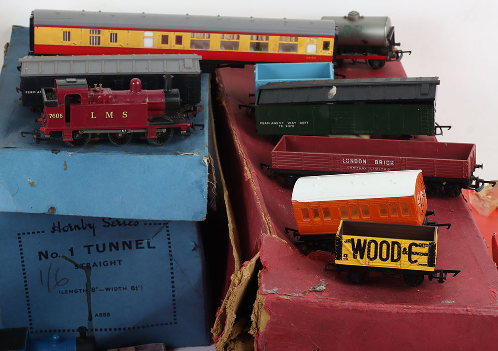 Hornby 0 gauge Station, Signal box and Tunnel - Image 3 of 4