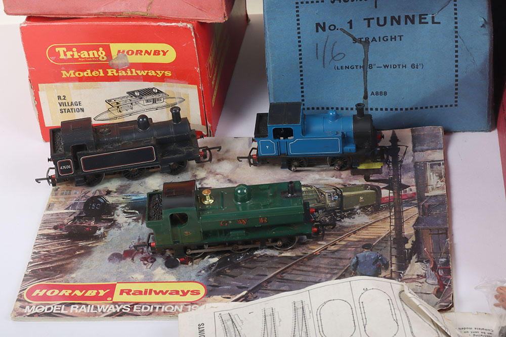 Hornby 0 gauge Station, Signal box and Tunnel - Image 4 of 4