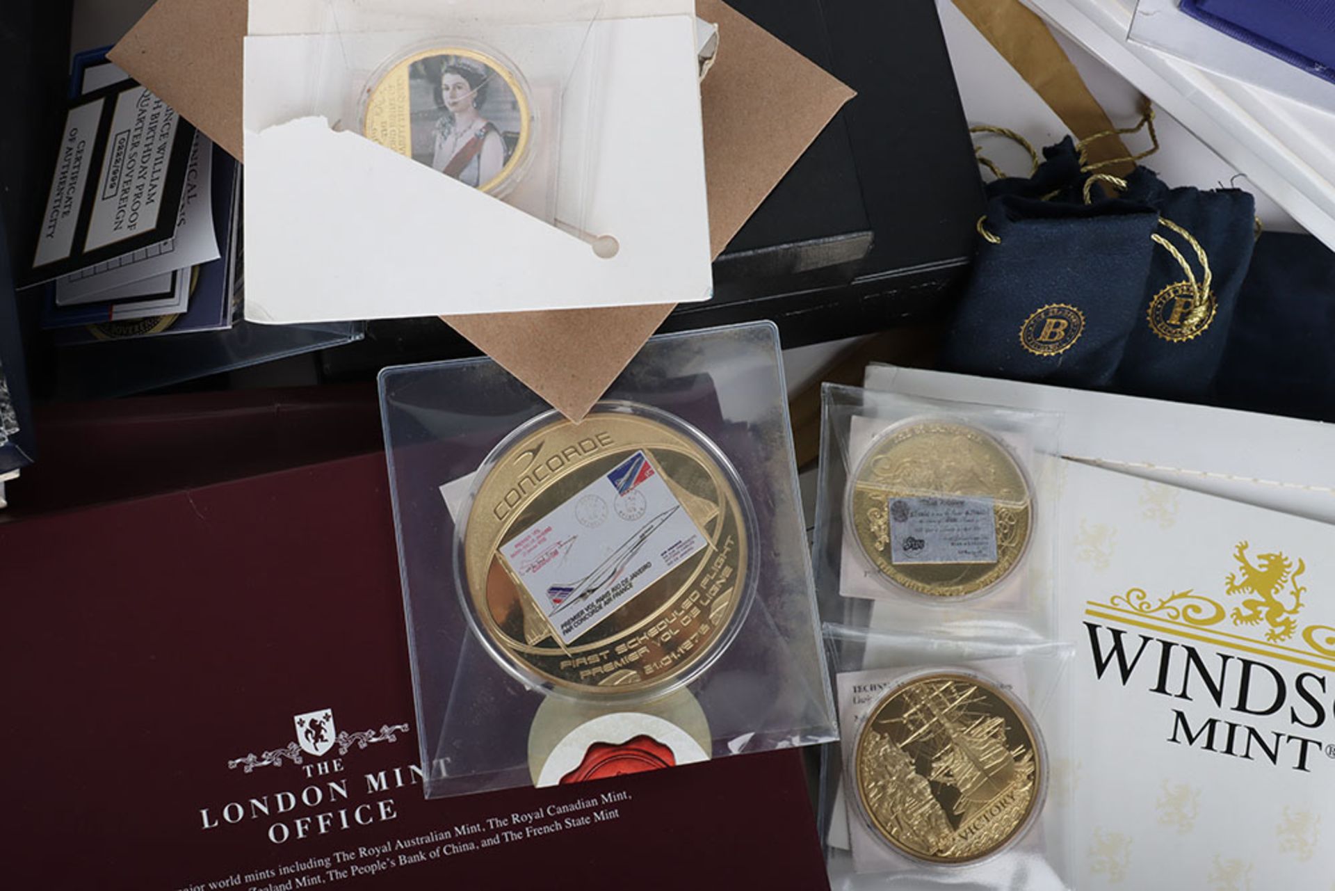 A large quantity of gold and silver plated modern coin sets and covers - Image 5 of 5