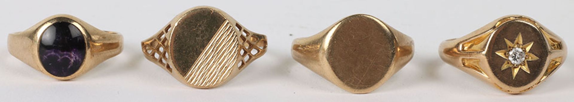 Four 9ct gold rings and one 22ct ring - Image 2 of 8