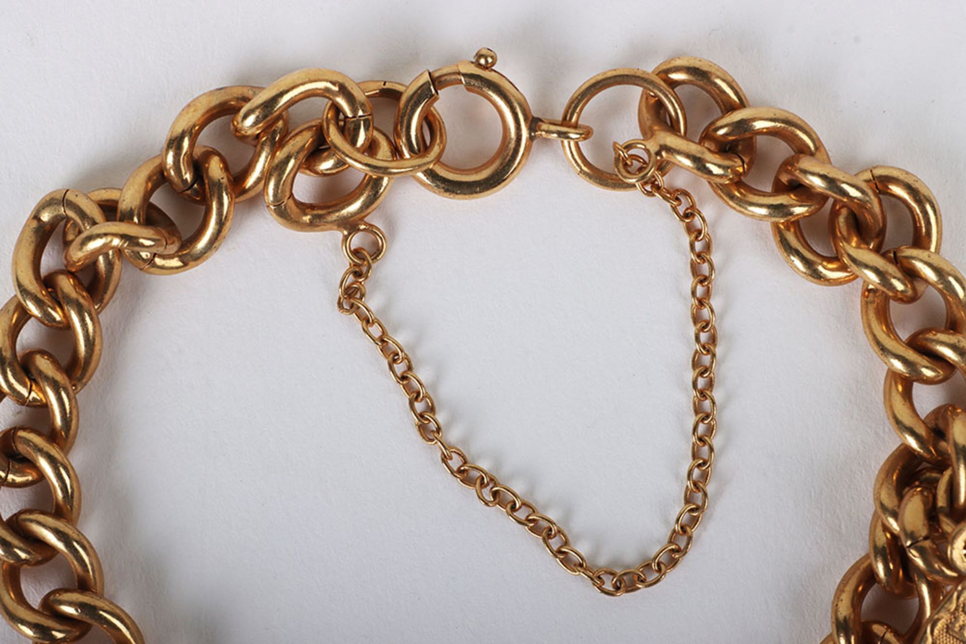 A 9t gold charm bracelet - Image 5 of 6