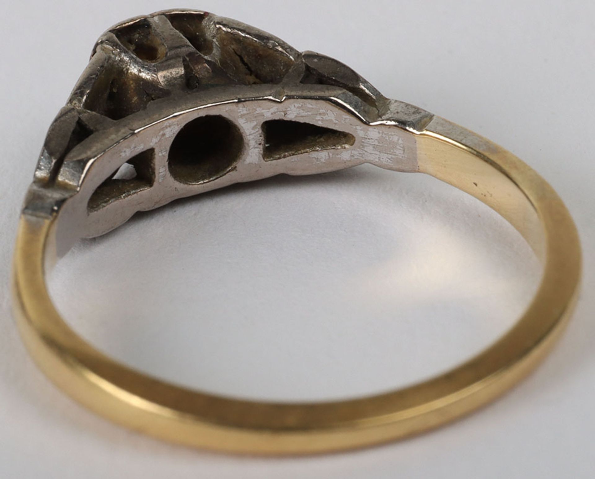 An 18ct gold and diamond ring - Image 4 of 4