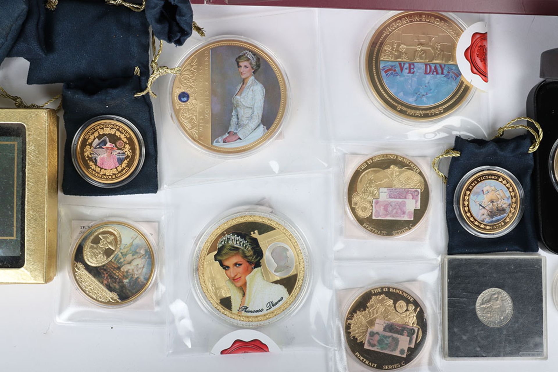 A large quantity of gold and silver plated modern coin sets and covers - Image 3 of 5