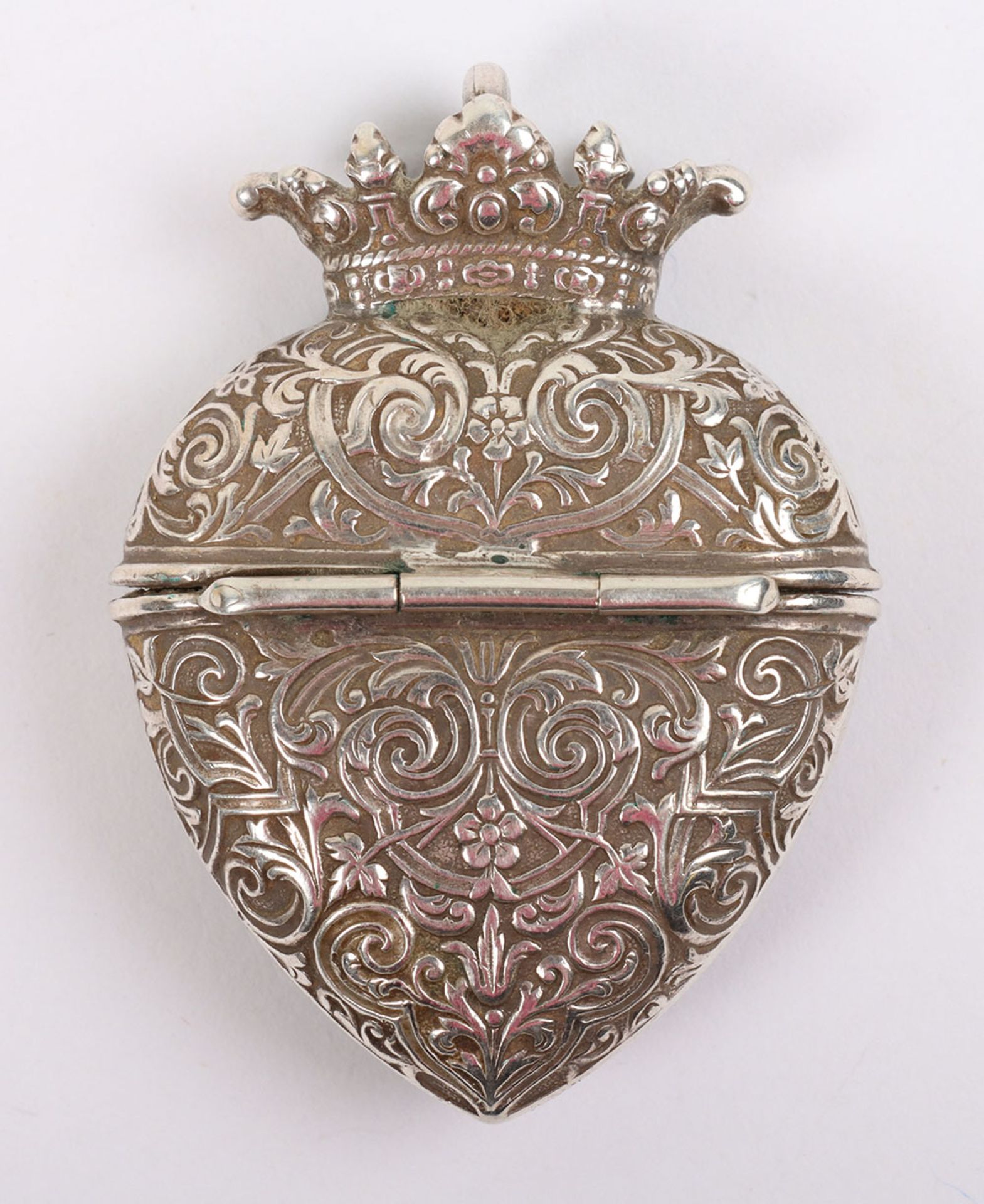 A 19th century French silver pill box - Image 2 of 4