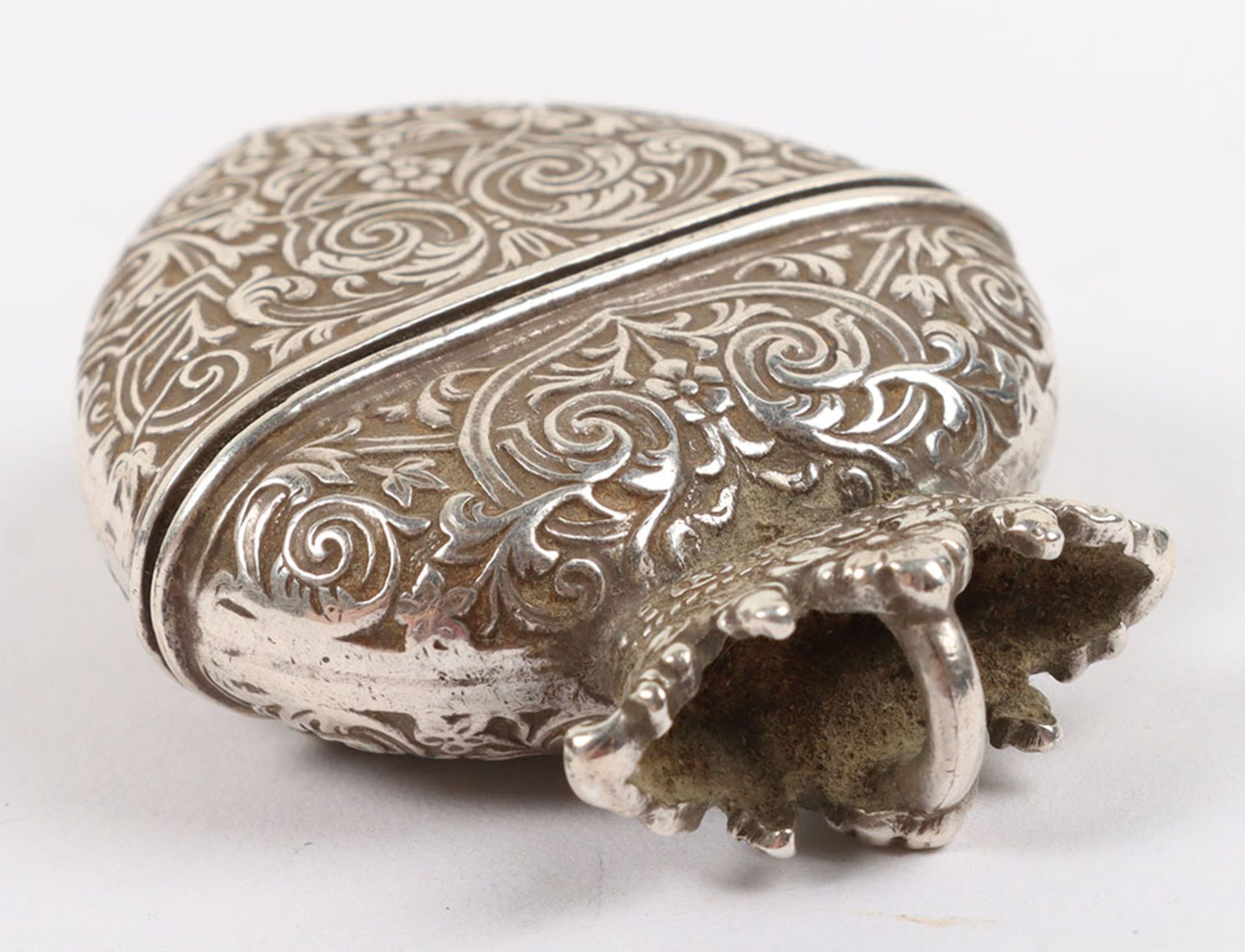 A 19th century French silver pill box - Image 4 of 4