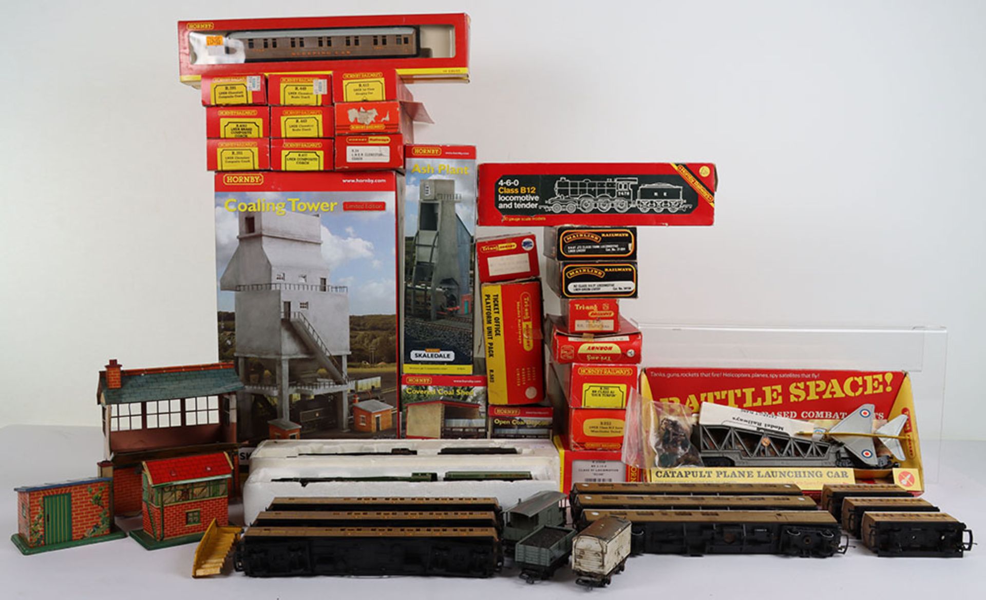 Collection of Hornby 00 gauge Railway locomotive, coaches and track side buildings - Bild 3 aus 5