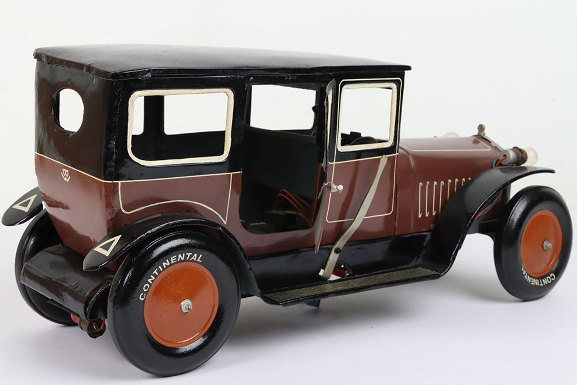 A large Bing tinplate clockwork Limousine with electric lights, German 1920s - Image 2 of 5