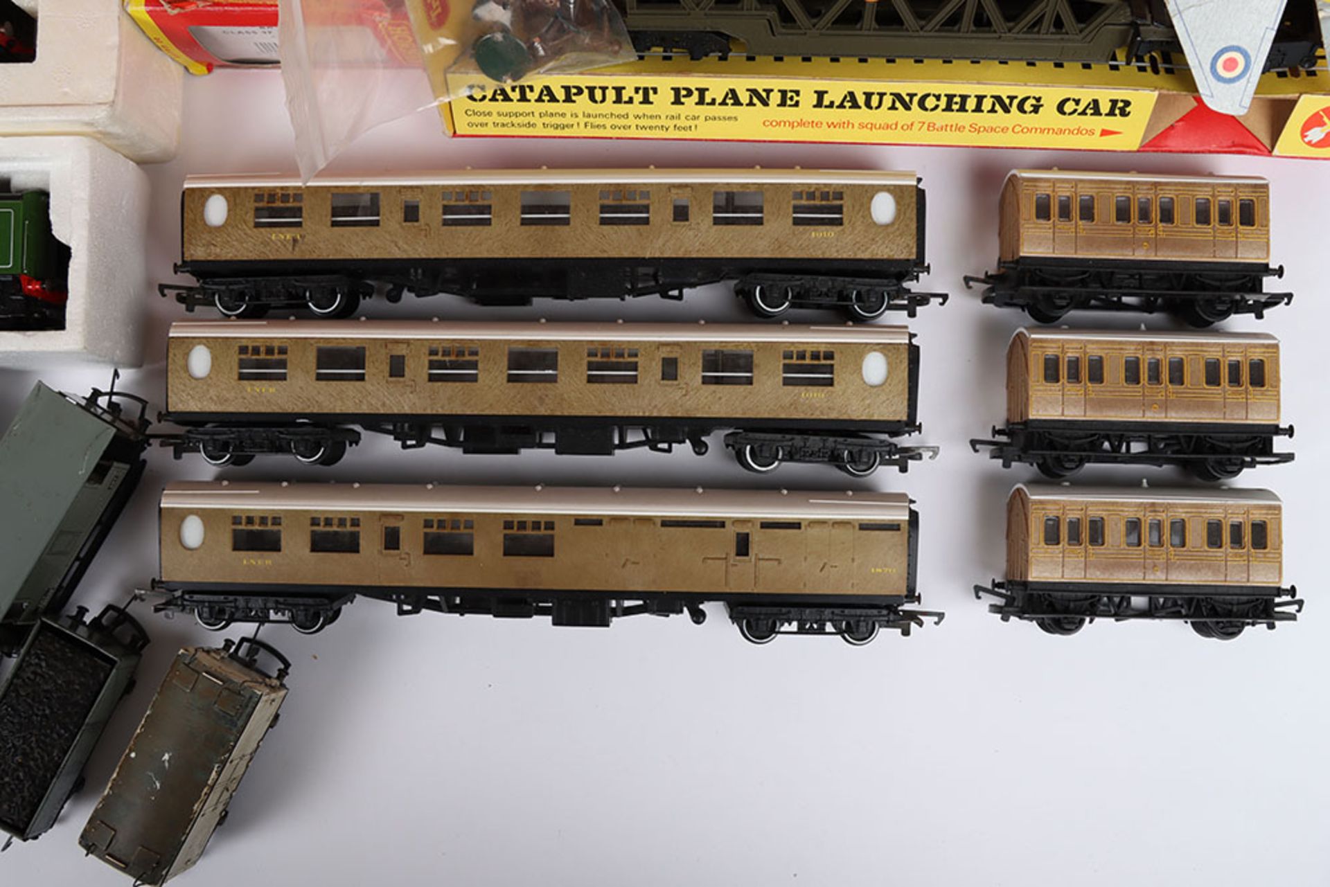 Collection of Hornby 00 gauge Railway locomotive, coaches and track side buildings - Bild 5 aus 5