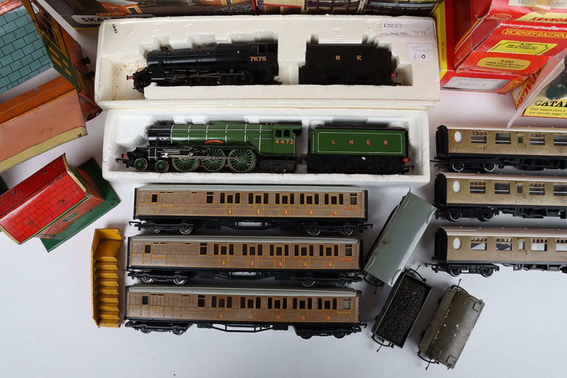 Collection of Hornby 00 gauge Railway locomotive, coaches and track side buildings - Bild 4 aus 5