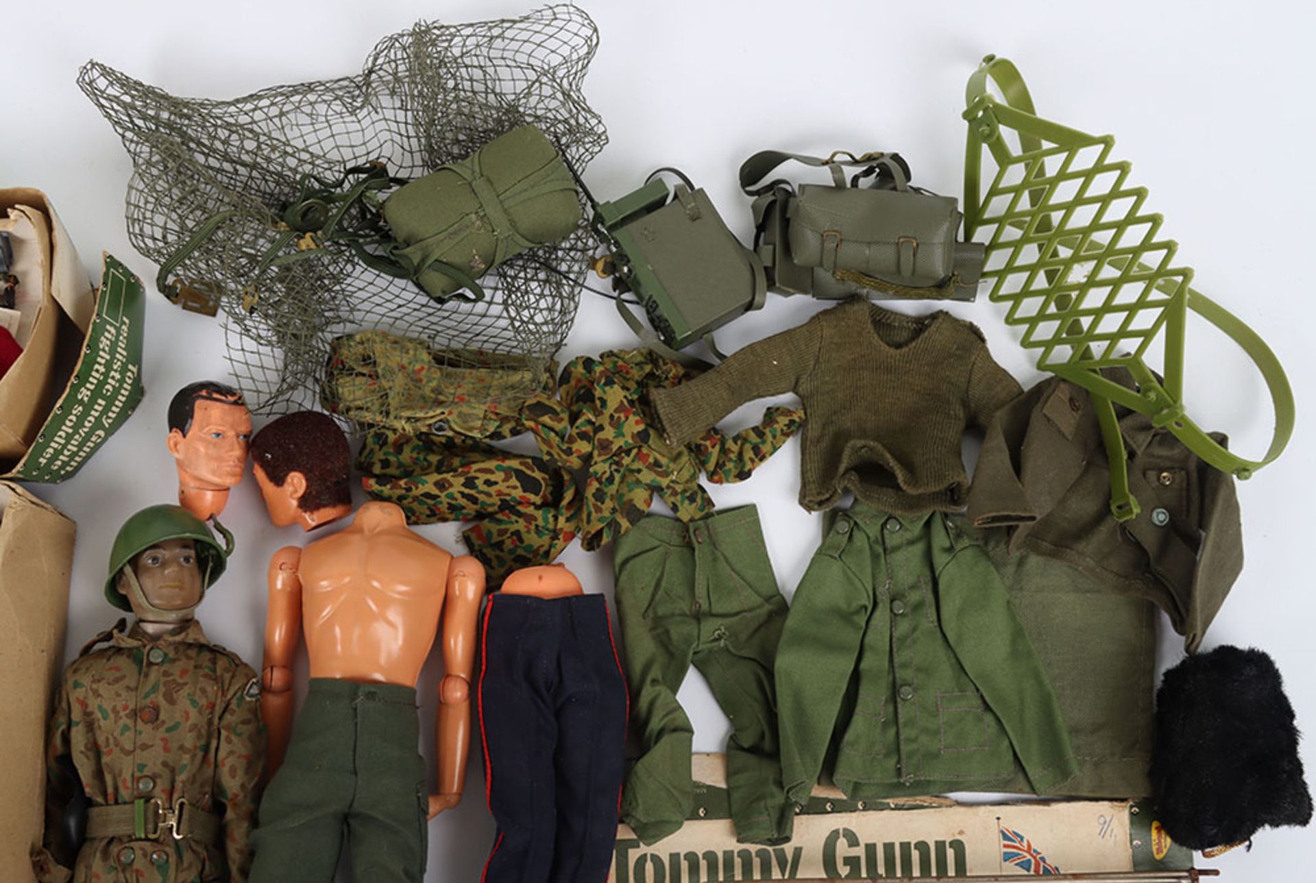 Quantity of Vintage Action Man & Pedigree Tommy Gun Equipment, Dolls and Accessories - Bild 2 aus 4