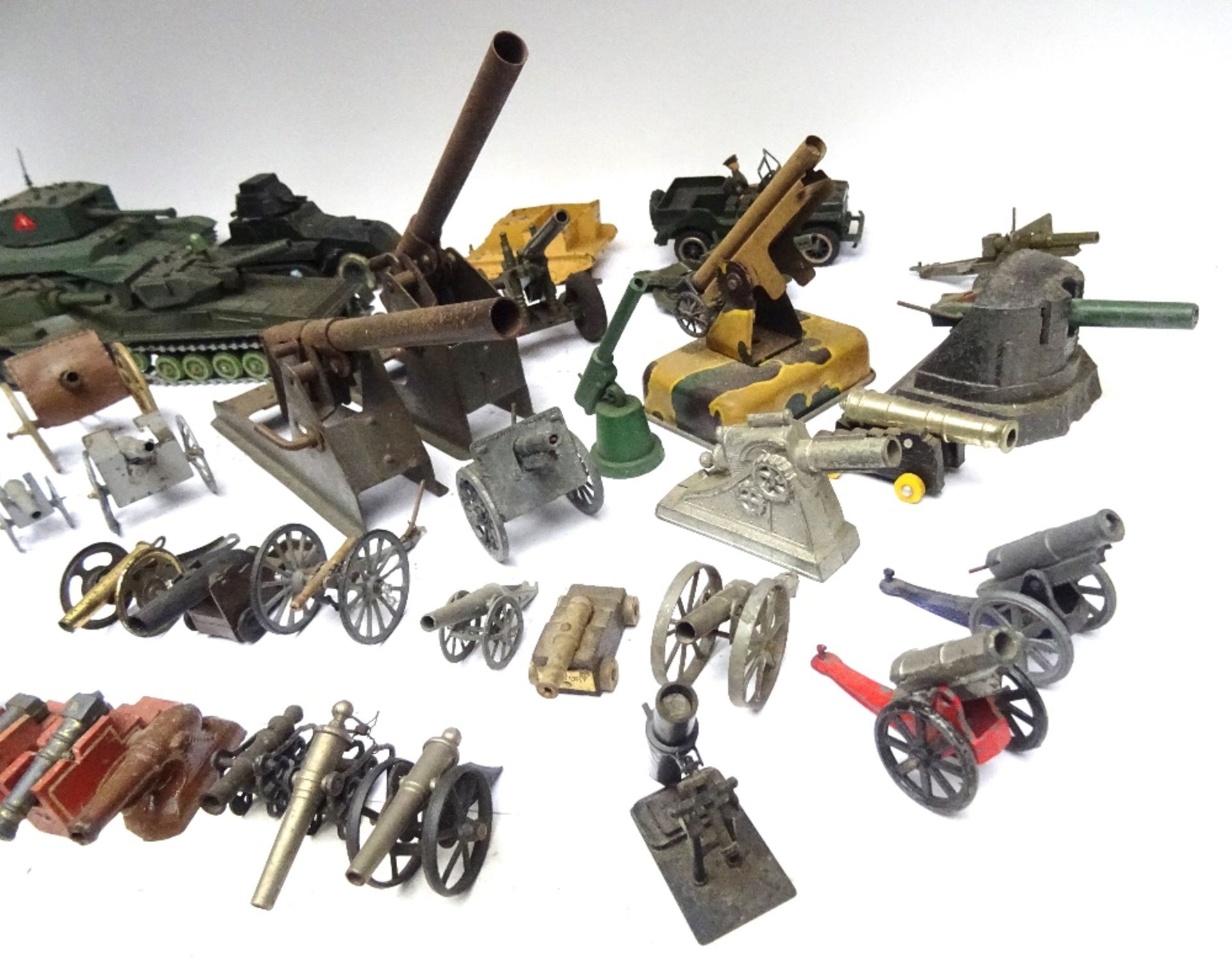 A selection of Guns, Artillery and Vehicles by various makers - Image 4 of 5