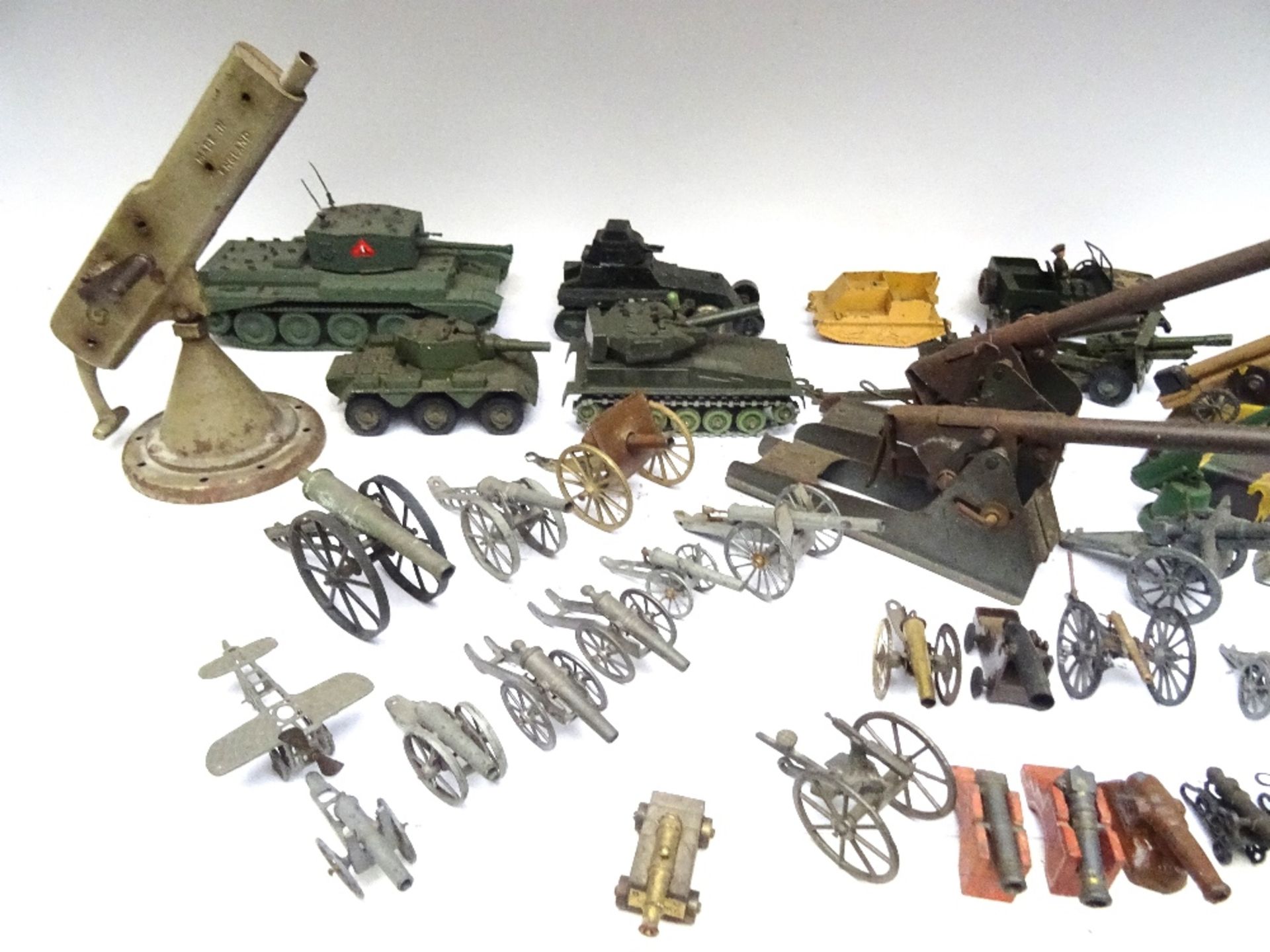 A selection of Guns, Artillery and Vehicles by various makers - Image 3 of 5