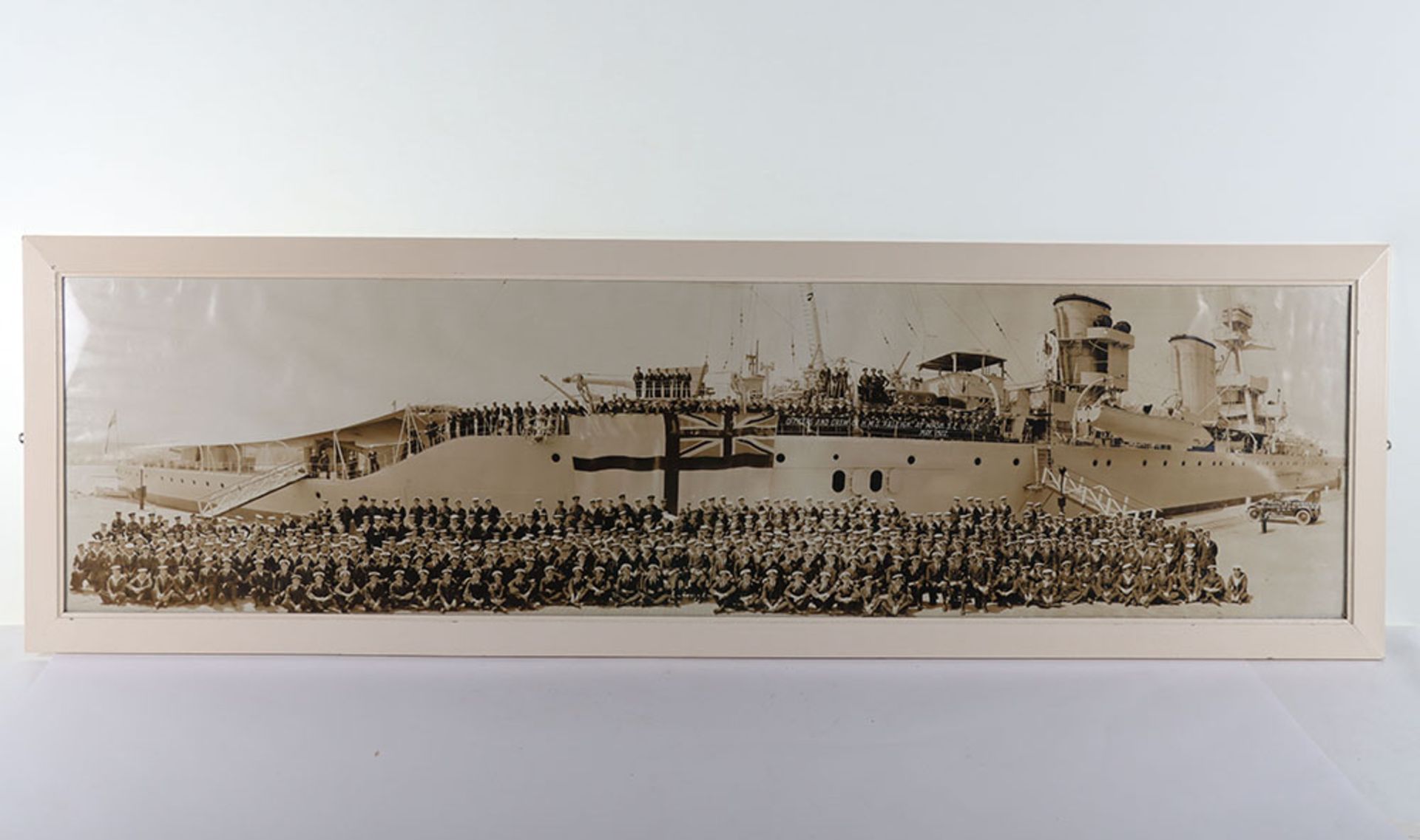 Large Framed and Glazed Panoramic Photograph of the Officers and Crew of HMS Raleigh - Bild 5 aus 5