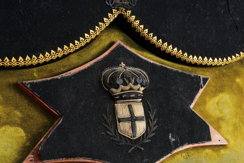 A beautiful panel with badges of the various divisions of the Royal Army - Image 2 of 5