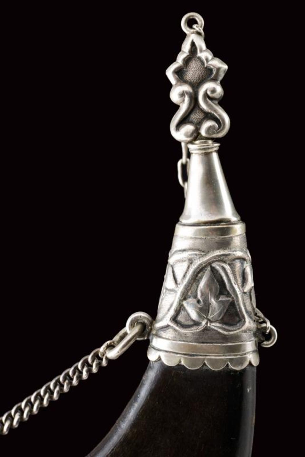 A rare silver powder flask, with inscription for the Emperor Ferdinand I's birthday - Bild 2 aus 6