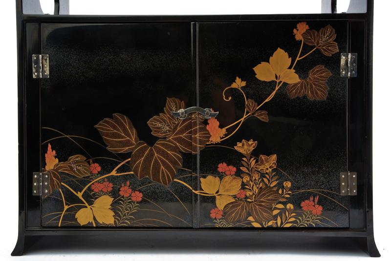 A gold-lacquered Makie Japanese small cabinet - Image 3 of 4