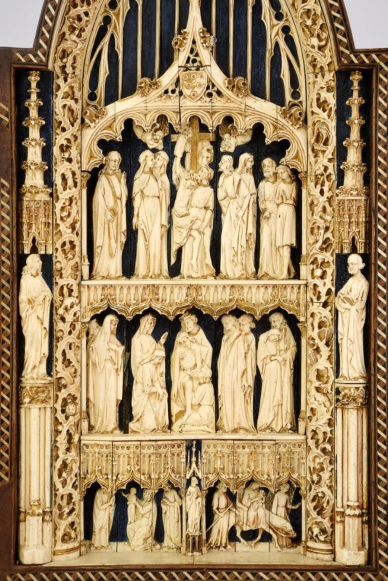 An extraordinary sculpted triptych with scenes from Christ's life - Image 2 of 11