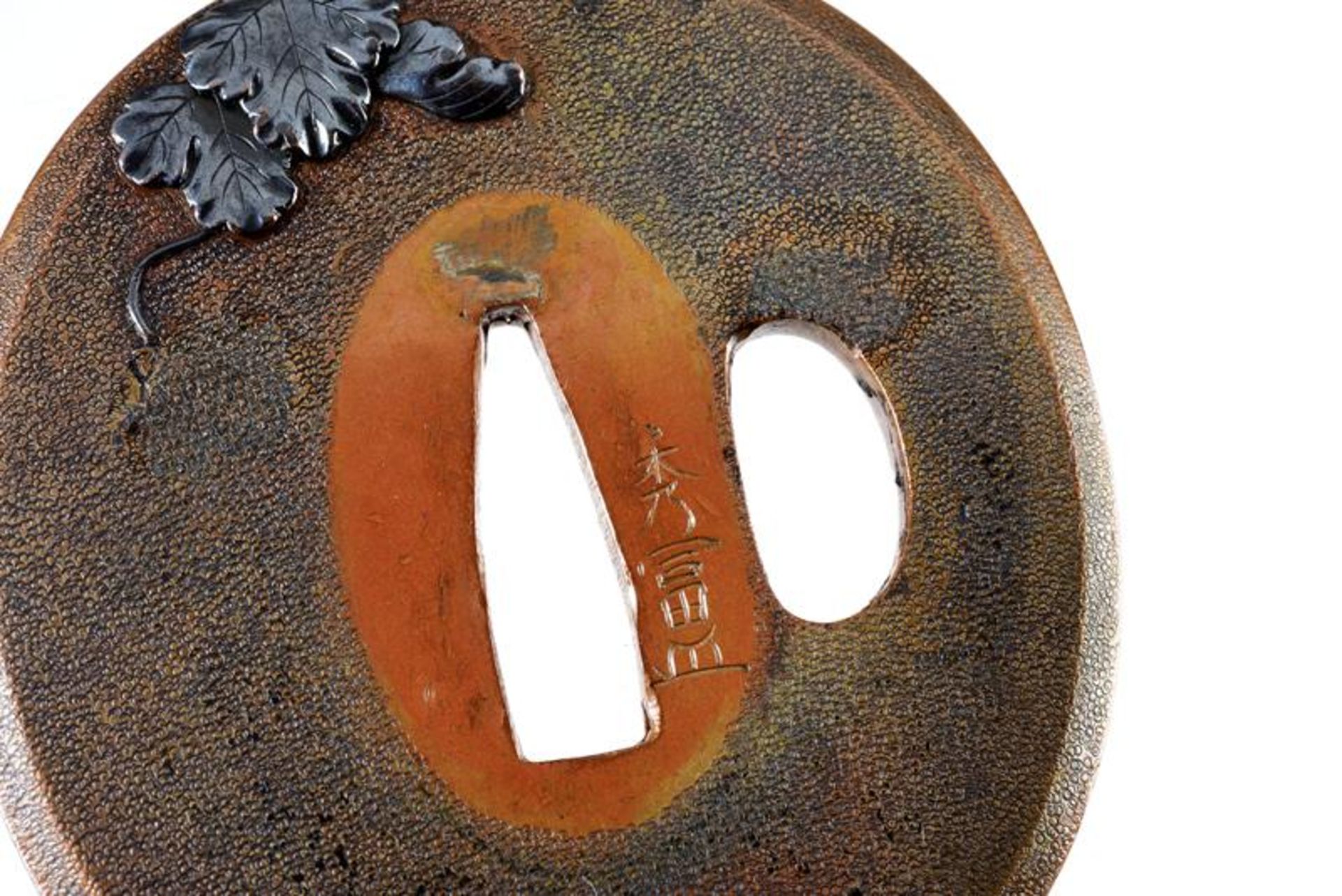 A classical tsuba from the Omori school signed 'Hidetomi' with Kao - Bild 3 aus 3