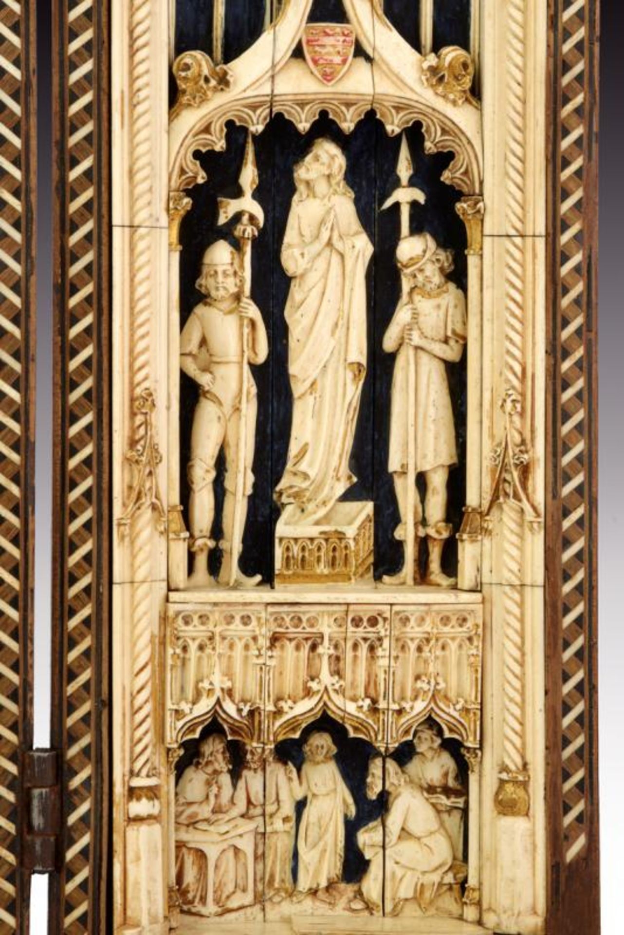 An extraordinary sculpted triptych with scenes from Christ's life - Image 8 of 11