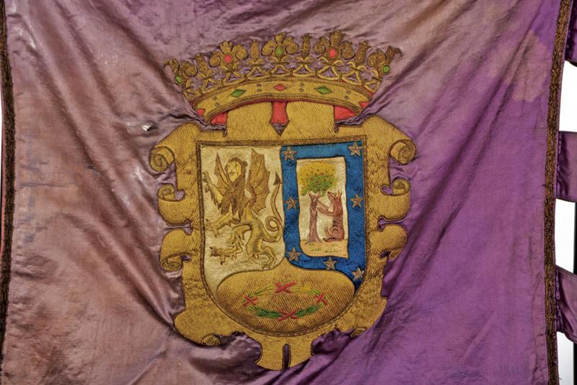 A 'Falange' flag with Madrid Coat of Arms - Image 5 of 5