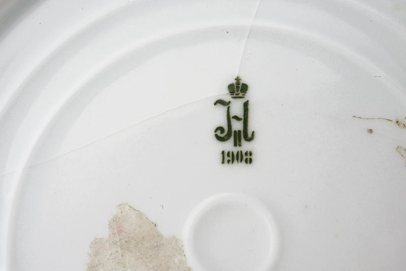 A very rare porcelain plate of the personal dinner set of the zar Nicholas II - Image 3 of 4