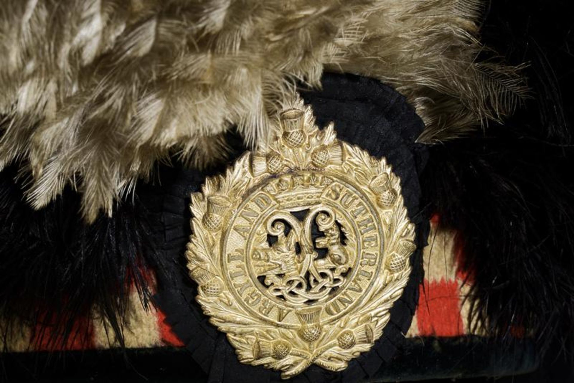 A feather bonnet of the Argyll & Sutherland Highlanders - Bild 2 aus 2