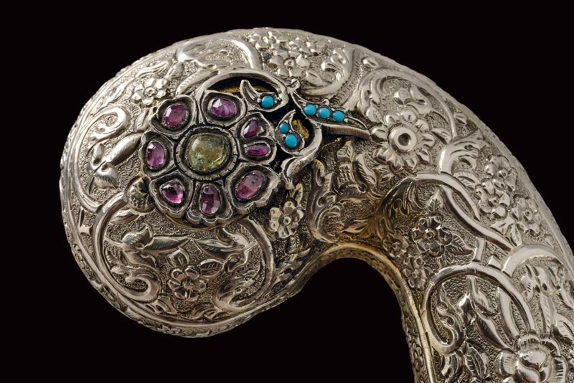 An exceptional silver-mounted pala decorated with stones - Image 10 of 32