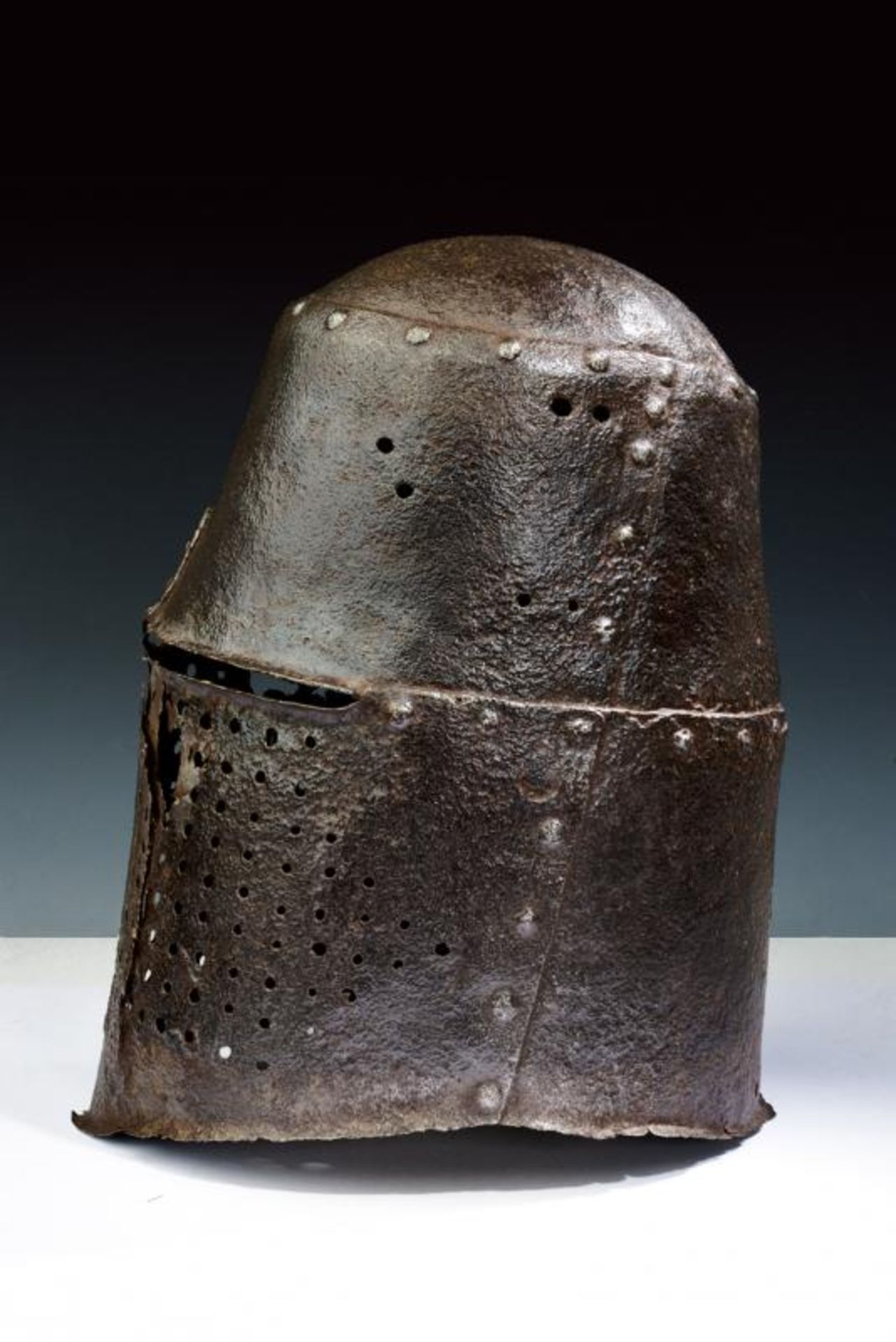 An extremely rare great helm for a knight - Bild 9 aus 11