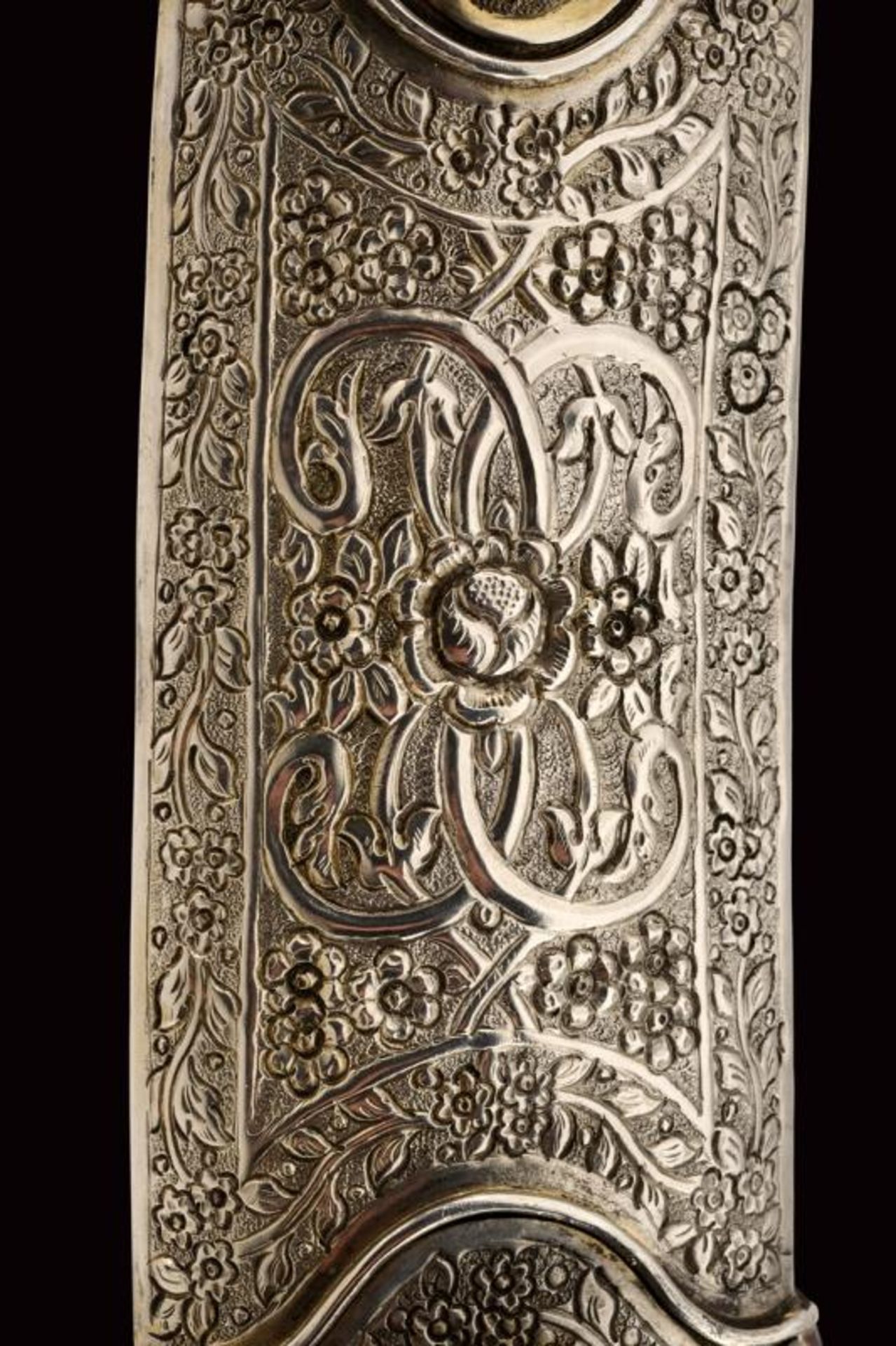 An exceptional silver-mounted pala decorated with stones - Image 26 of 32