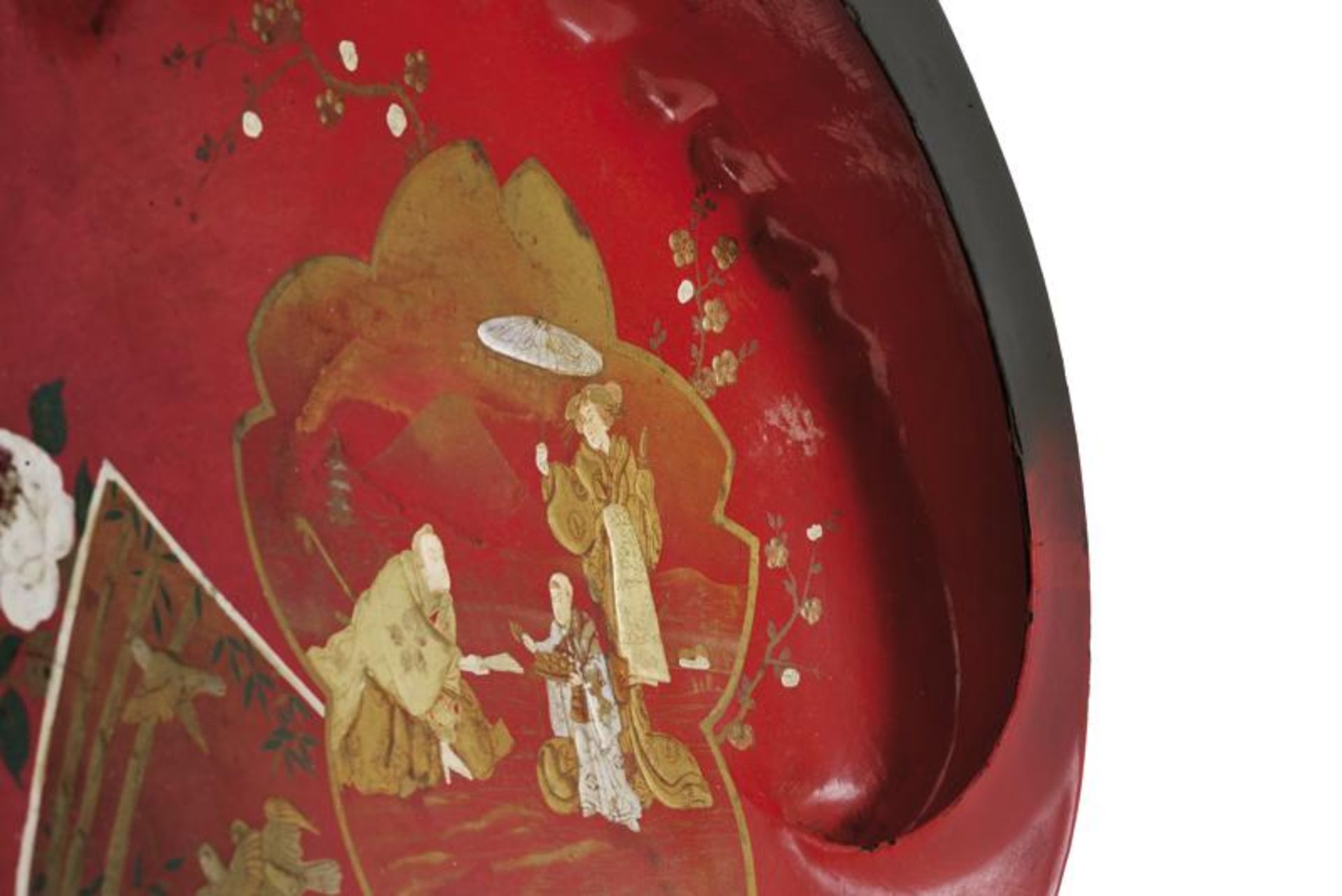 A shell-shaped lacquered tray - Image 4 of 4