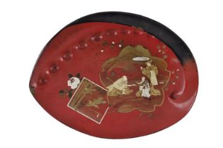 A shell-shaped lacquered tray