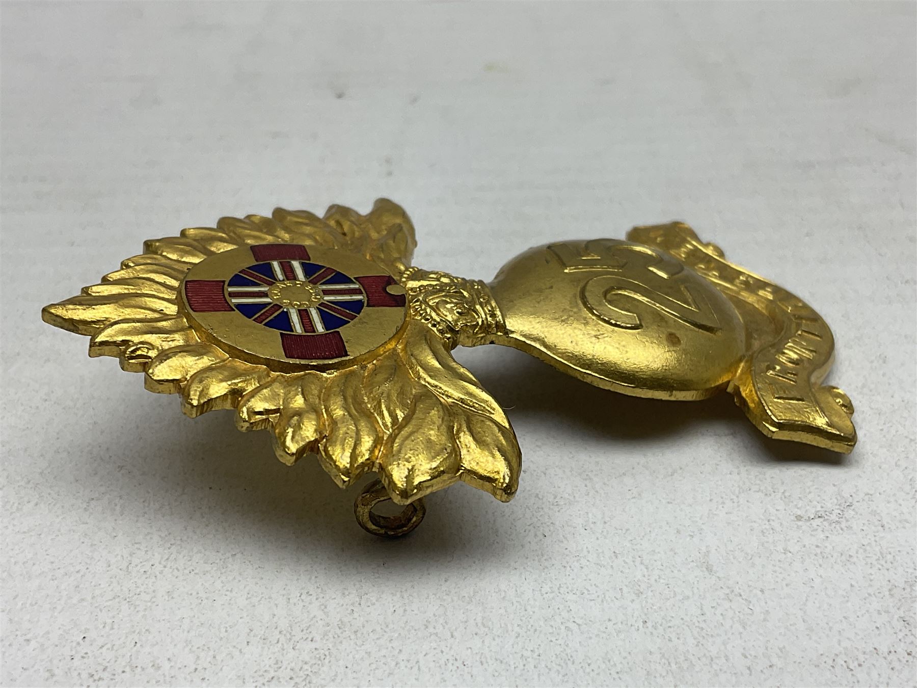 WW1 25th Battalion (Frontiersmen) City of London Royal Fusiliers Cap Badge; gilt brass fused grenade - Image 4 of 8