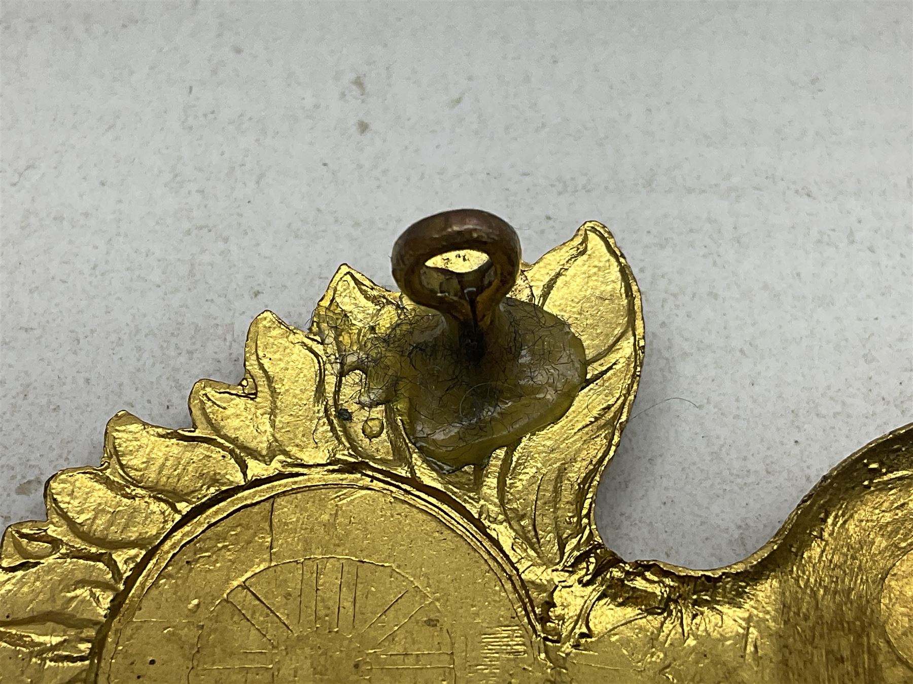 WW1 25th Battalion (Frontiersmen) City of London Royal Fusiliers Cap Badge; gilt brass fused grenade - Image 7 of 8