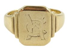 9ct gold signet ring engraved with monogrammed initals 'CW'