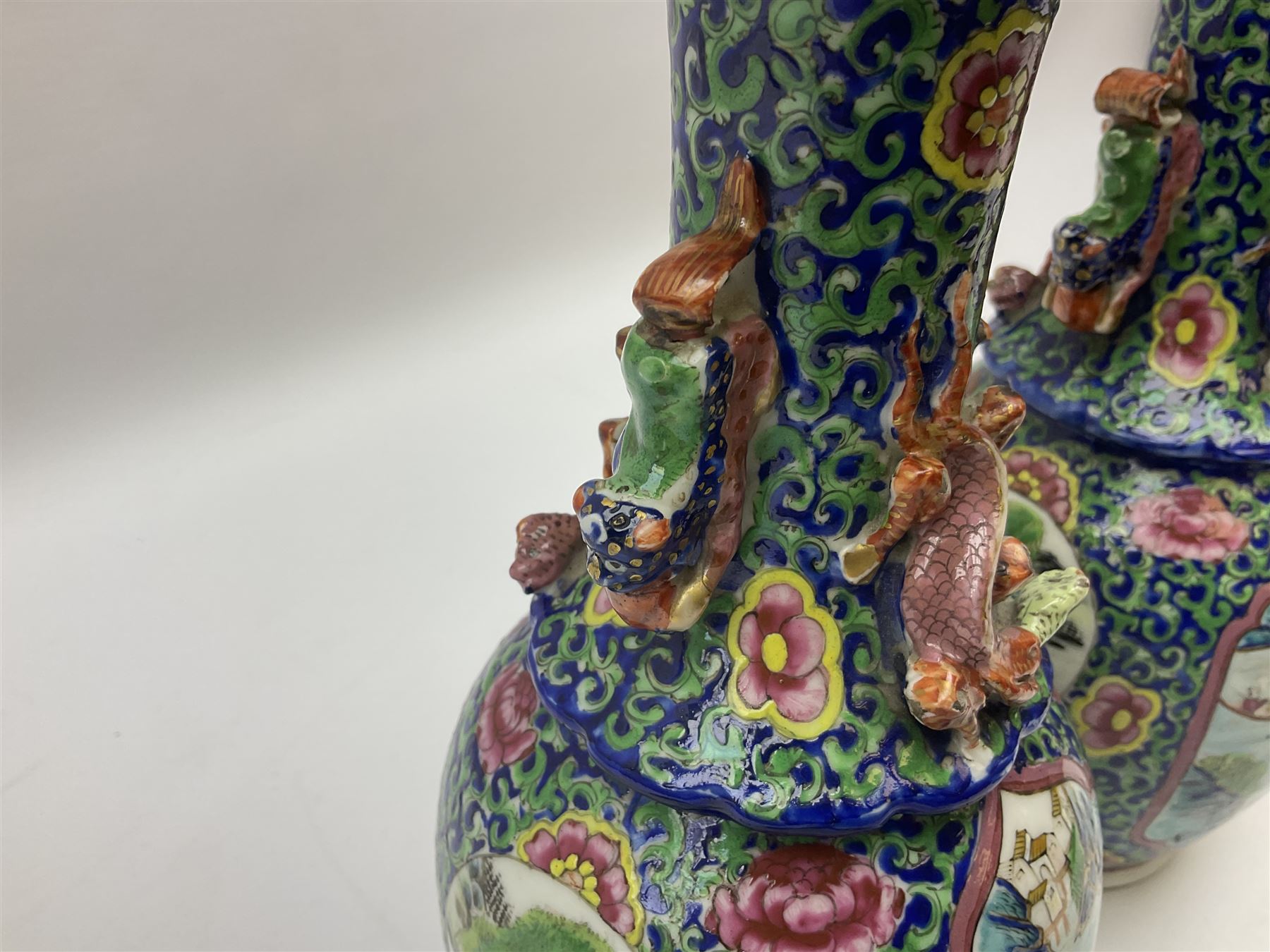 Pair of 19th century clobbered Chinese Export vases - Image 4 of 8