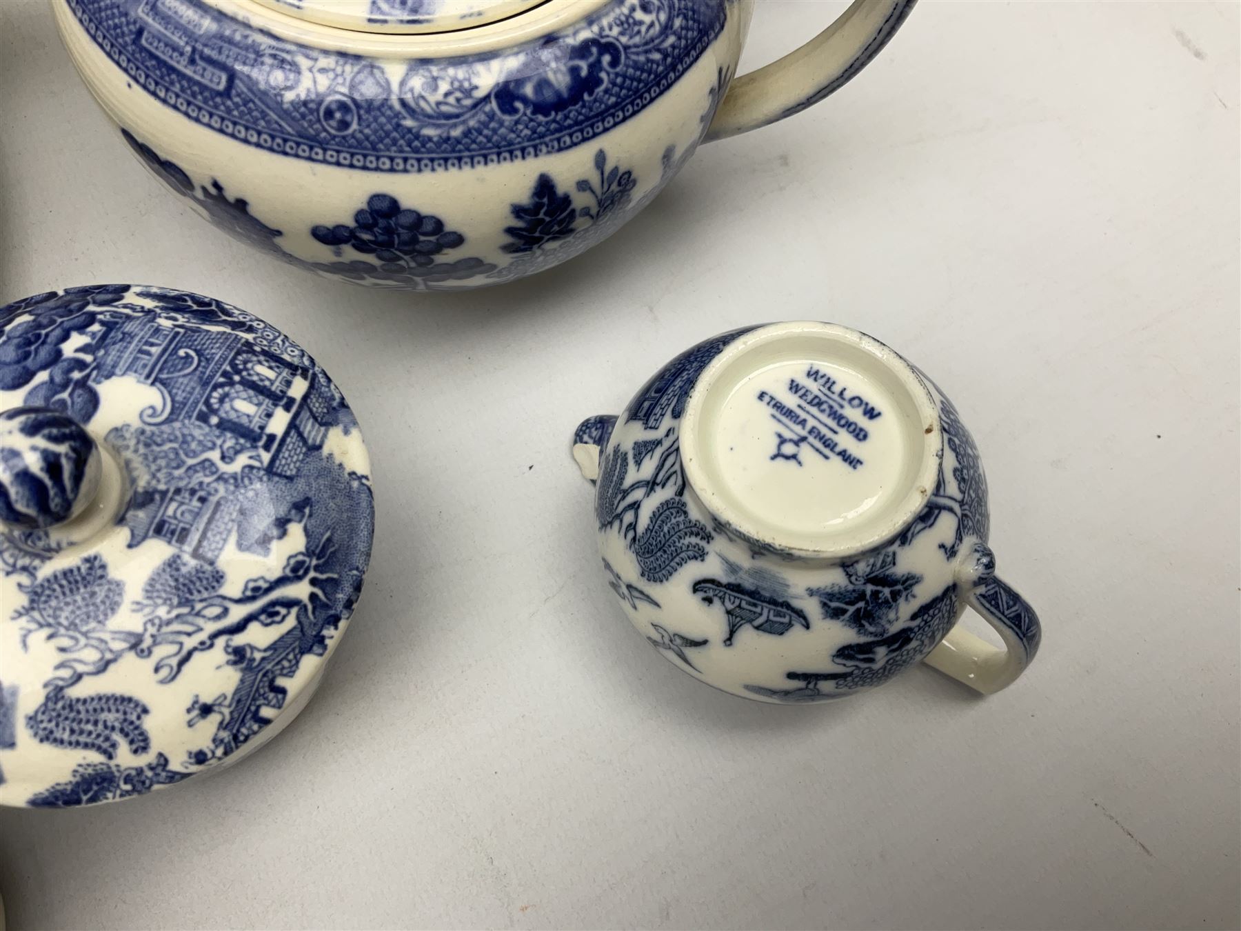 Wedgwood of Etruria blue and white willow patterned tea and dinner wares - Image 2 of 6